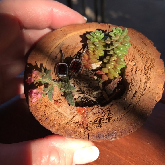 🌺Beautiful Sterling Silver earrings w/ Red stone - Picture 8 of 8